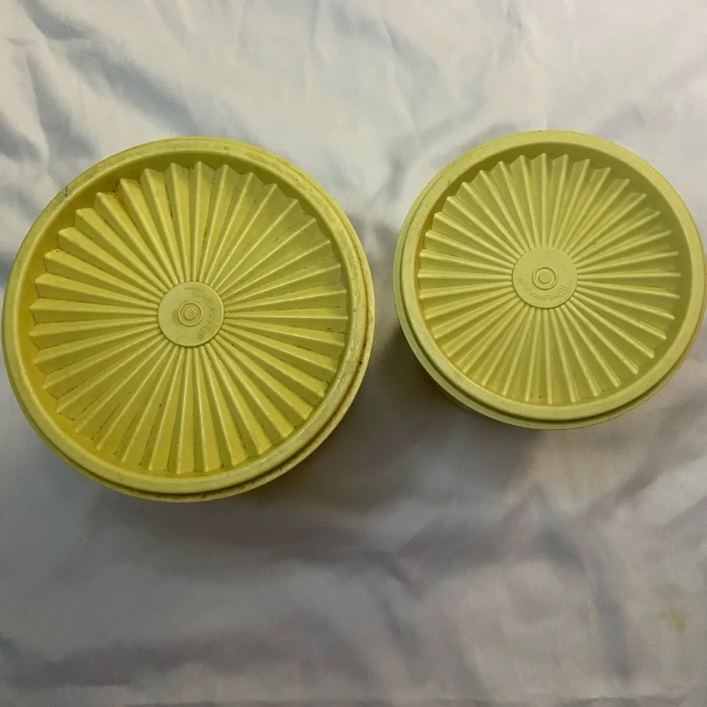 Tupperware 2pcs - Picture 2 of 3